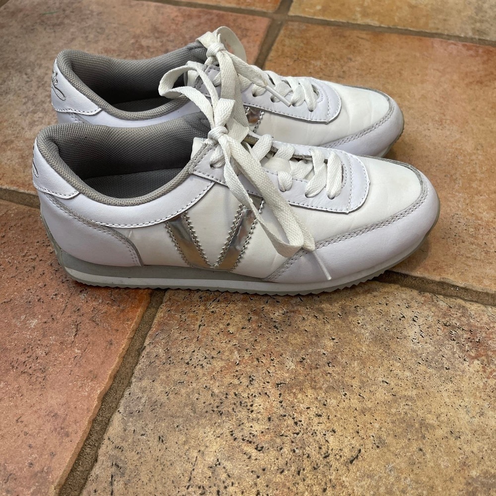 Volatile kicks sneaker with a silver detail size 7